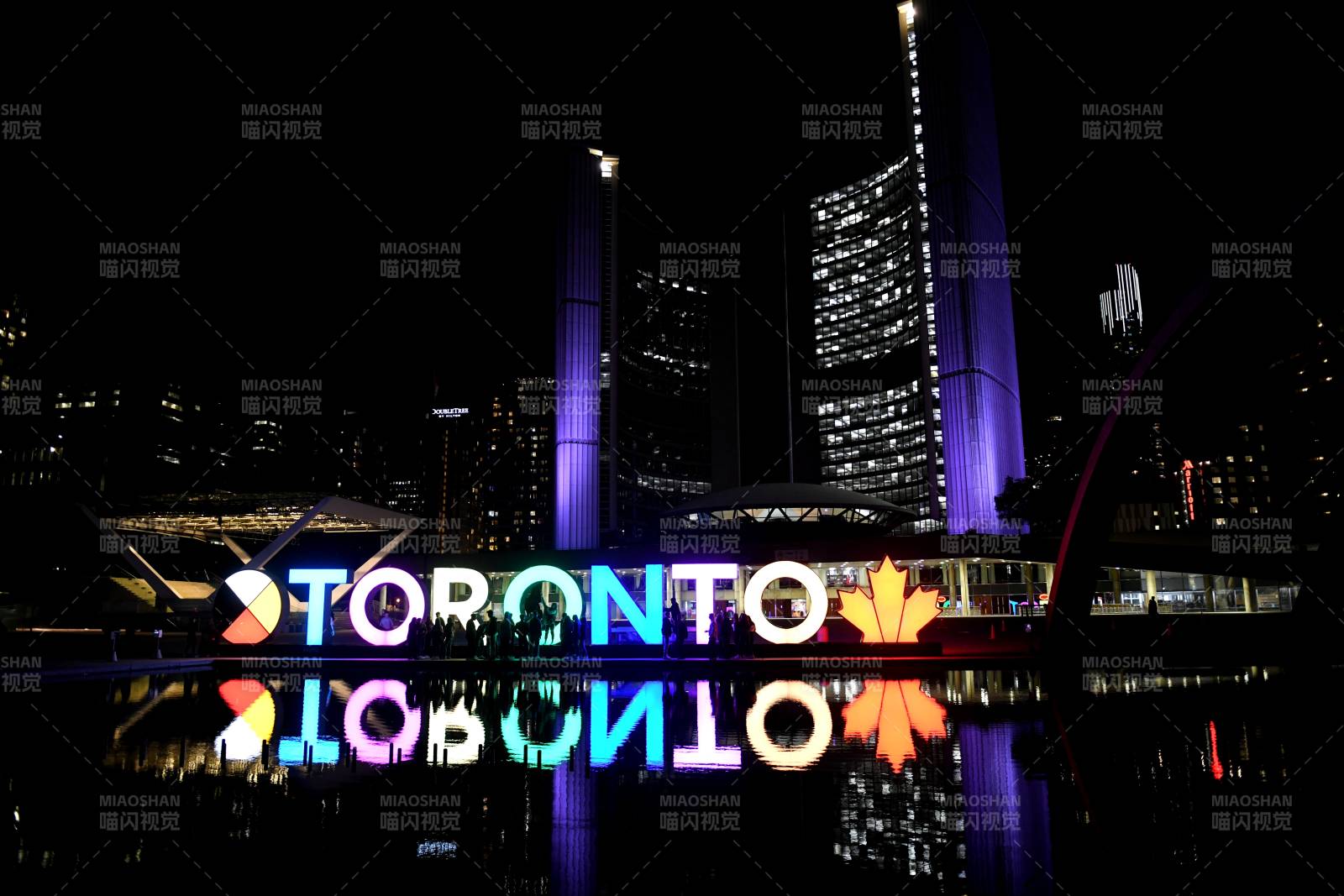 夜幕下的多伦多标志图片