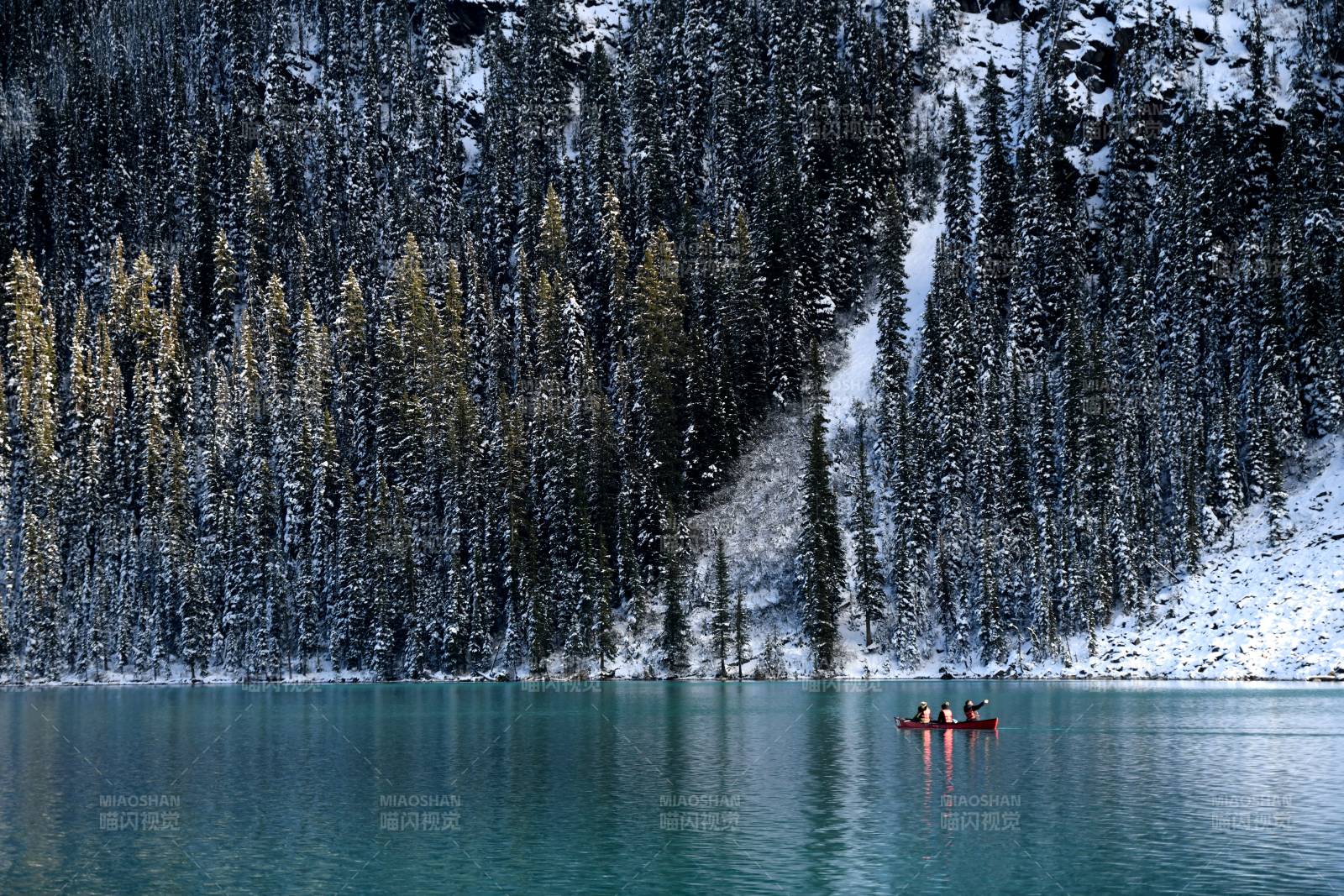 加拿大冬日湖畔雪景宁静图片