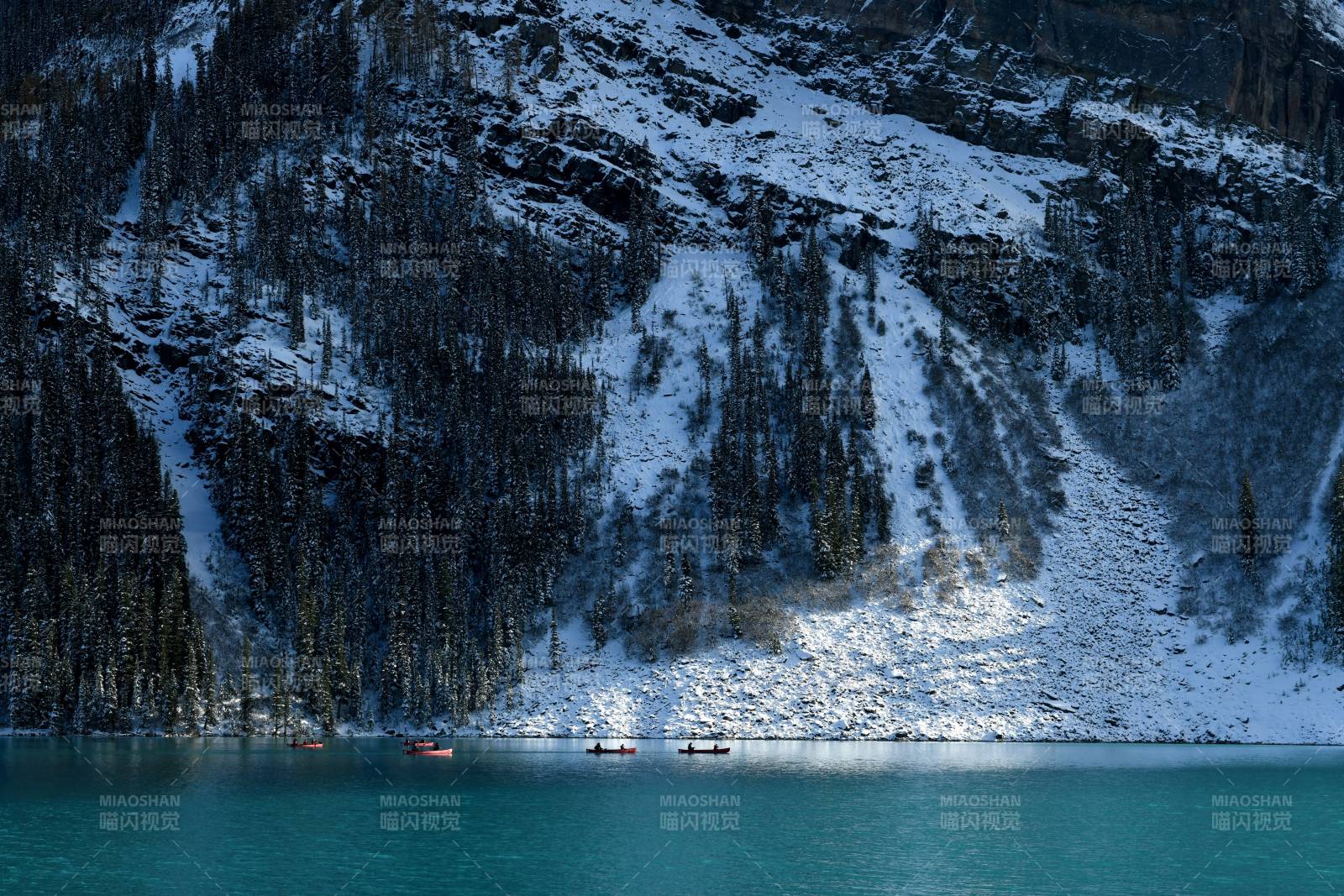加拿大雪山湖畔划船景图片