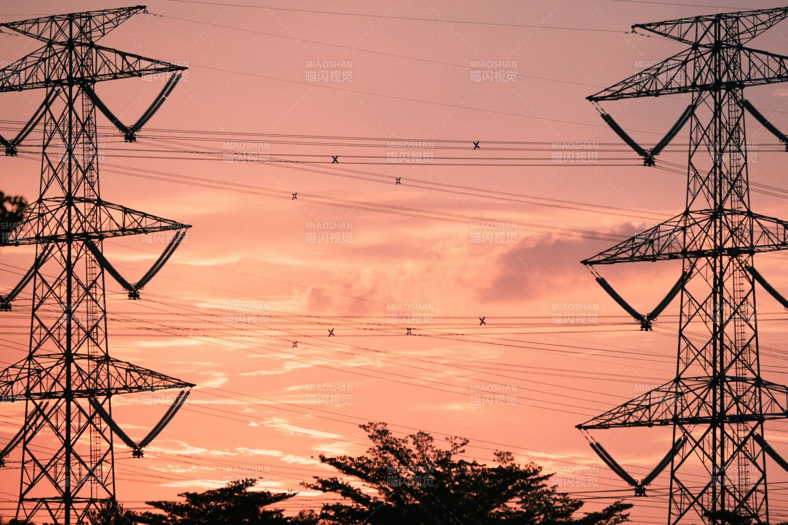 夕阳下的电力塔影图片