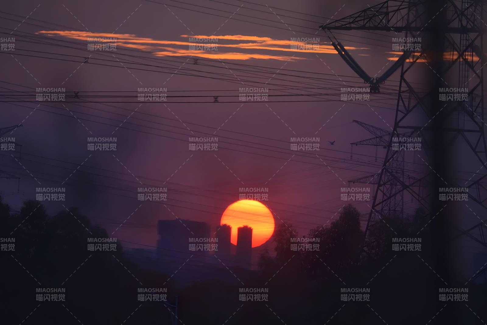 夕阳下的工业剪影图片