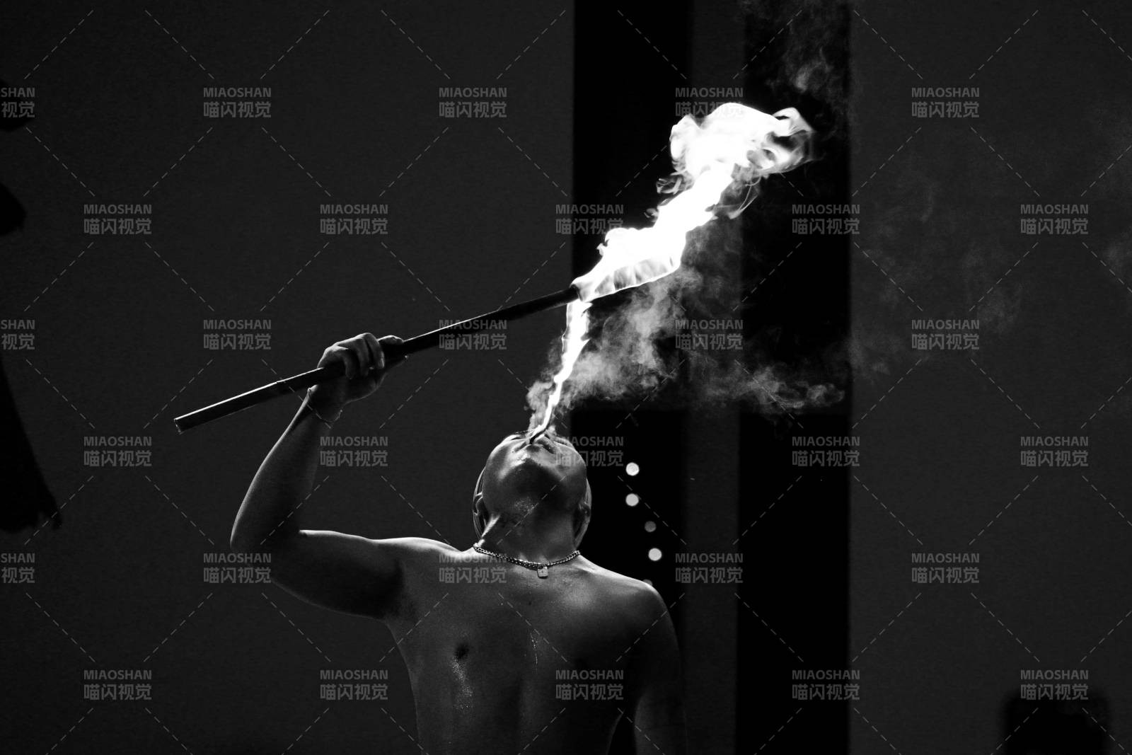 火舞者 火焰与勇气的交织图片