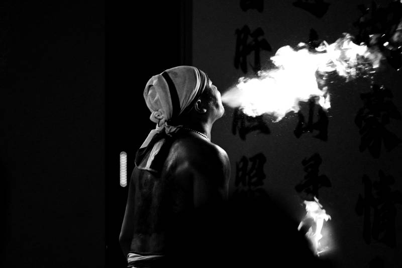 烟雾缭绕--喷火表演图片