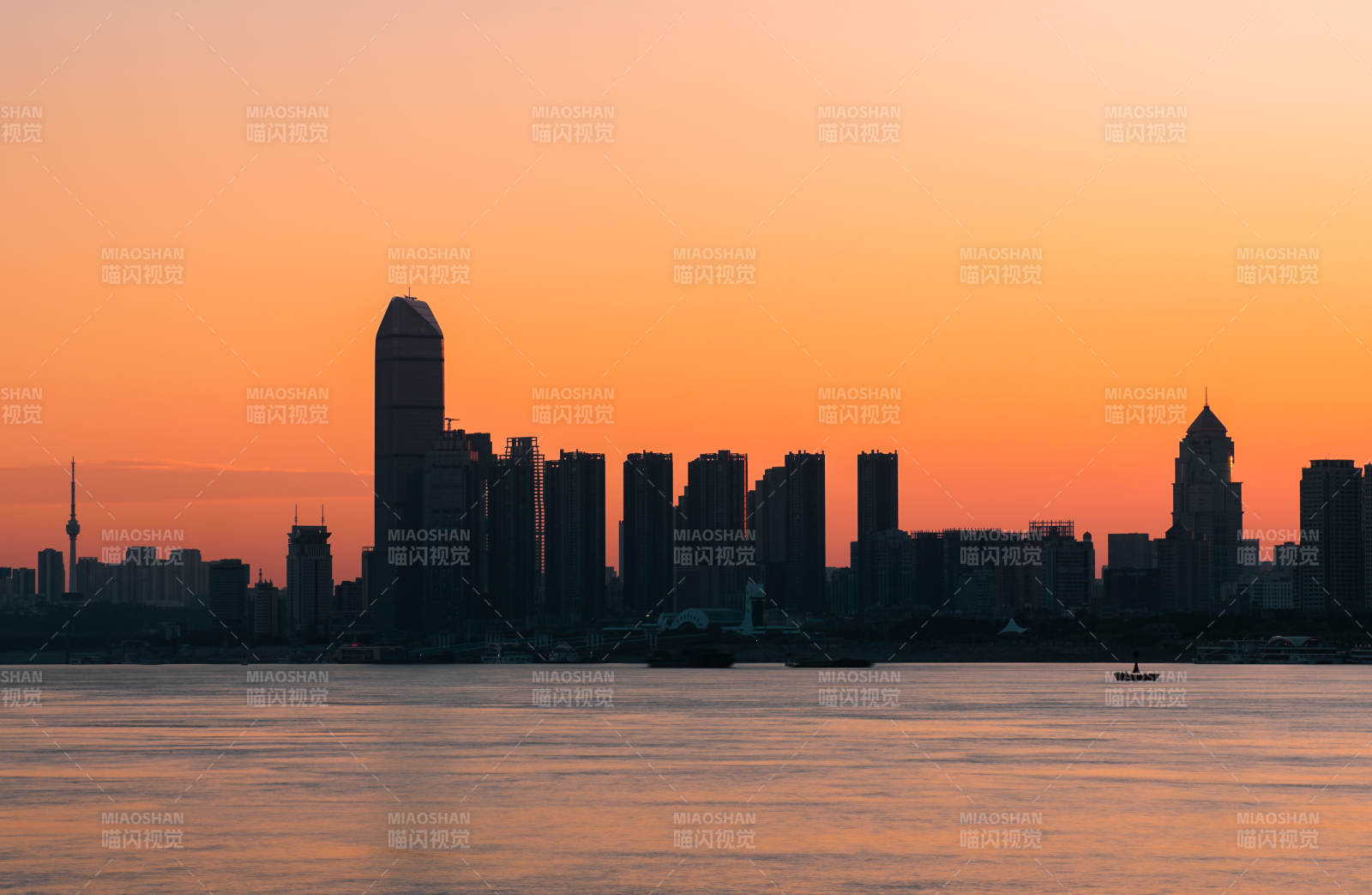 夕阳下的城市剪影（武汉长江）图片