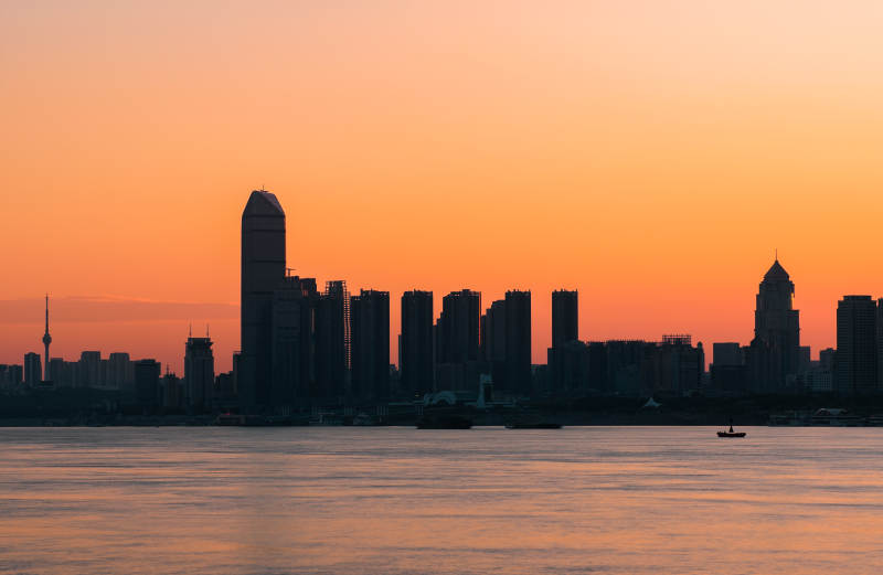 夕阳下的城市剪影（武汉长江）图片