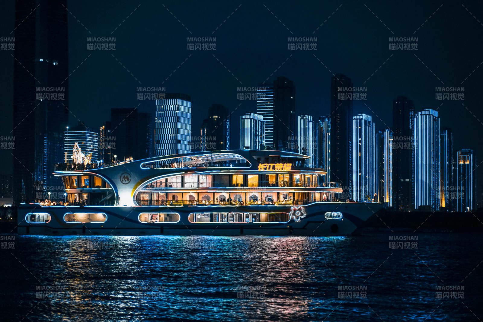 夜景游轮与城市灯火（武汉长江夜色）图片