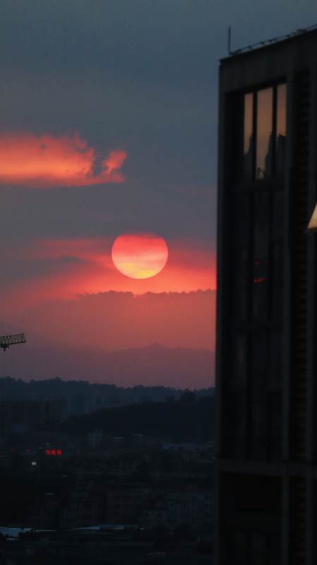 城市黄昏 夕阳映红天际图片