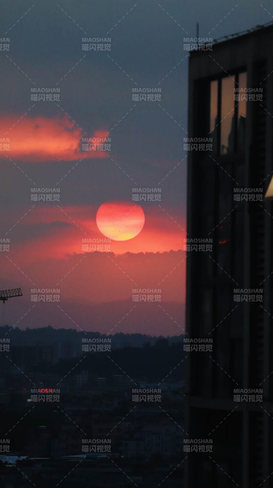 城市黄昏 夕阳映红天际图片