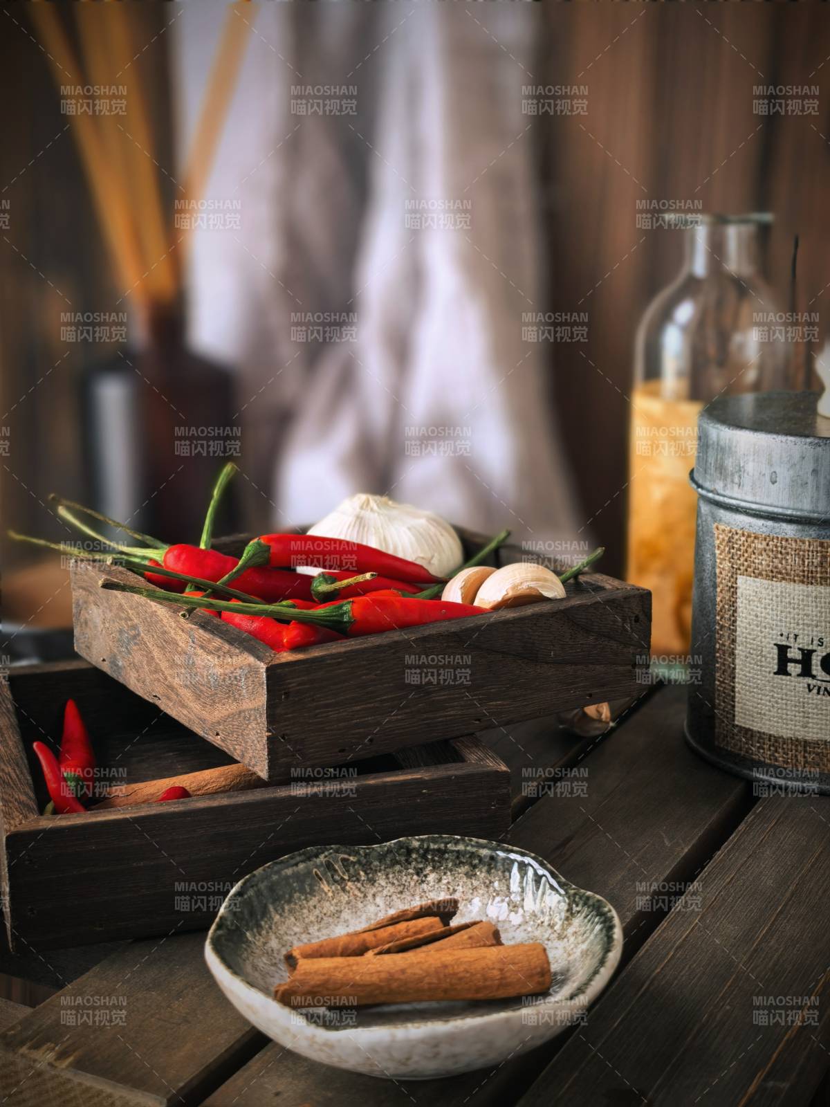 木质托盘上的香料与辣椒图片