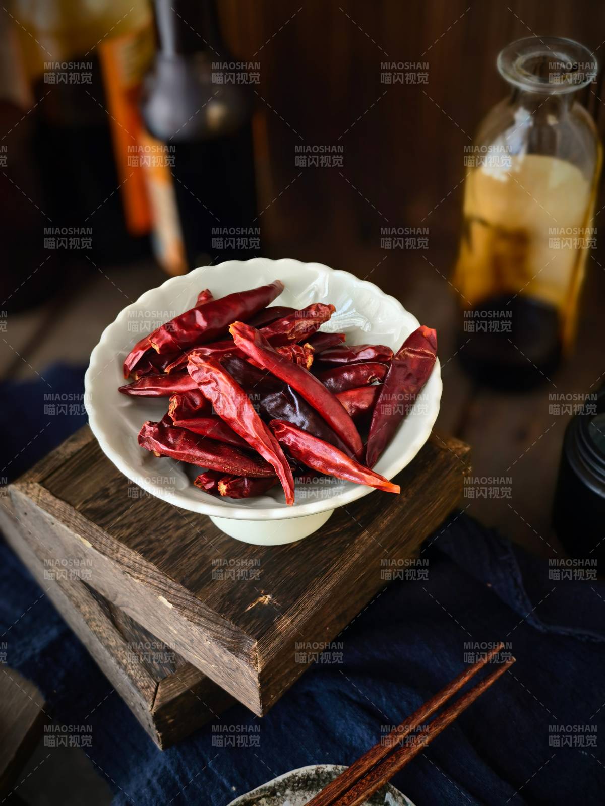 干辣椒与木质托盘图片