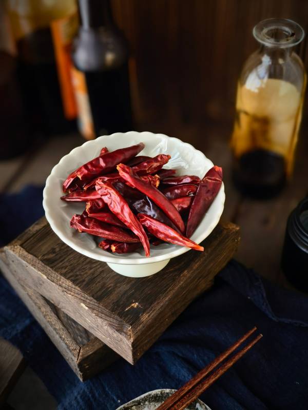 干辣椒与木质托盘图片
