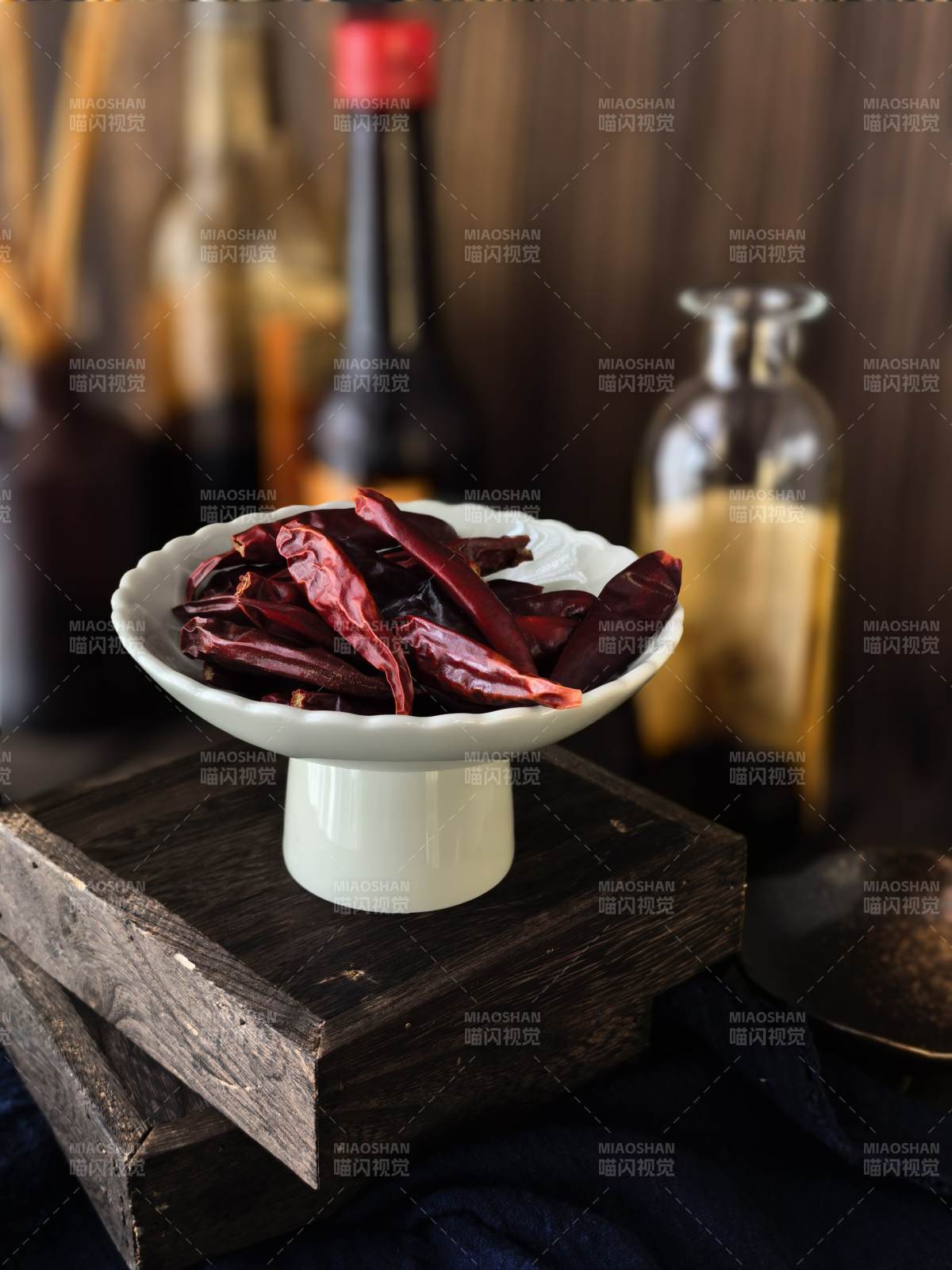 干辣椒与香料的静谧时光图片