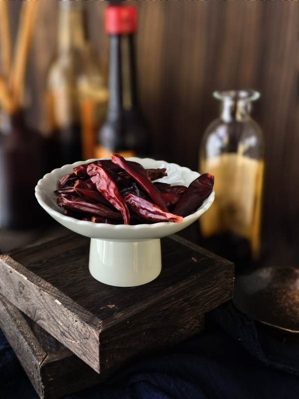 干辣椒与香料的静谧时光图片