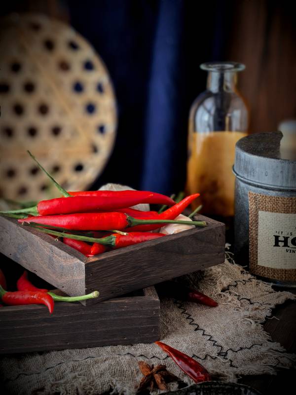 红辣椒与复古容器的静物图片