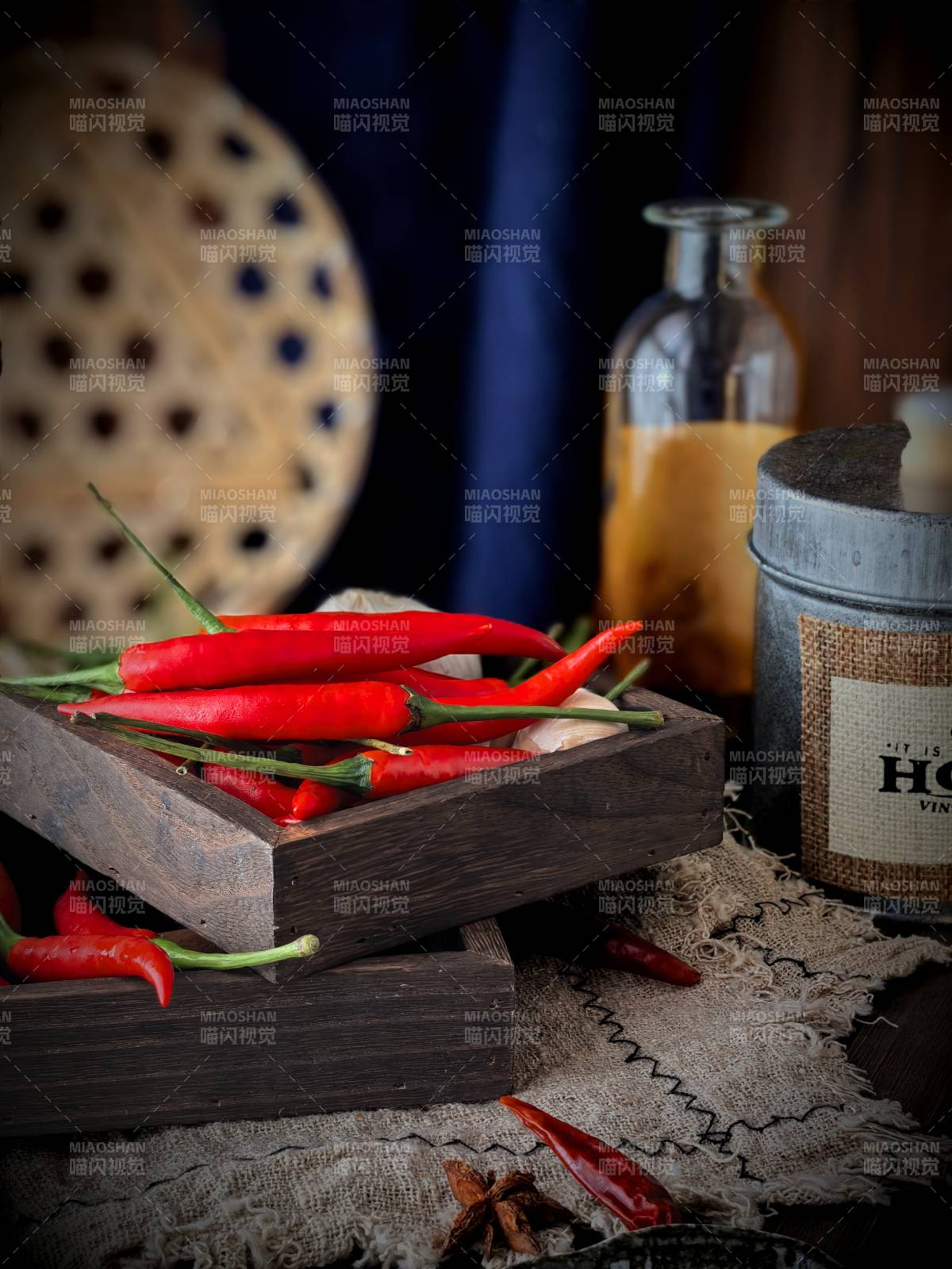 红辣椒与复古容器的静物图片