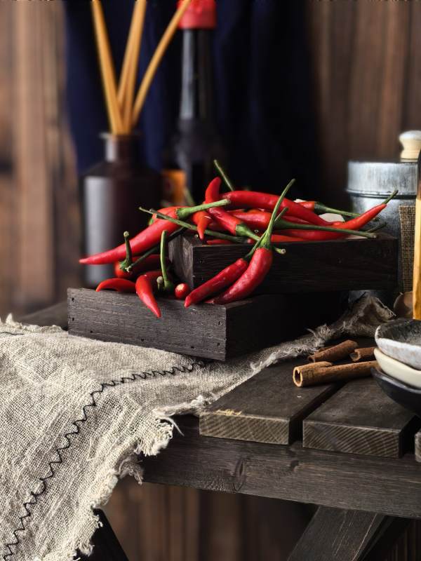 红辣椒与木质托盘的静物图图片