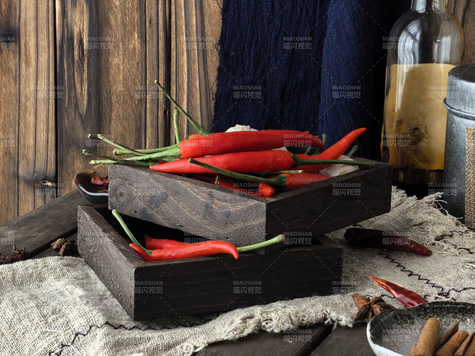红辣椒与木质托盘的静物图图片