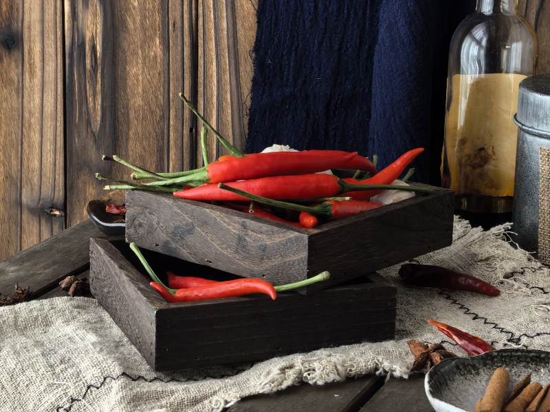 红辣椒与木质托盘的静物图图片