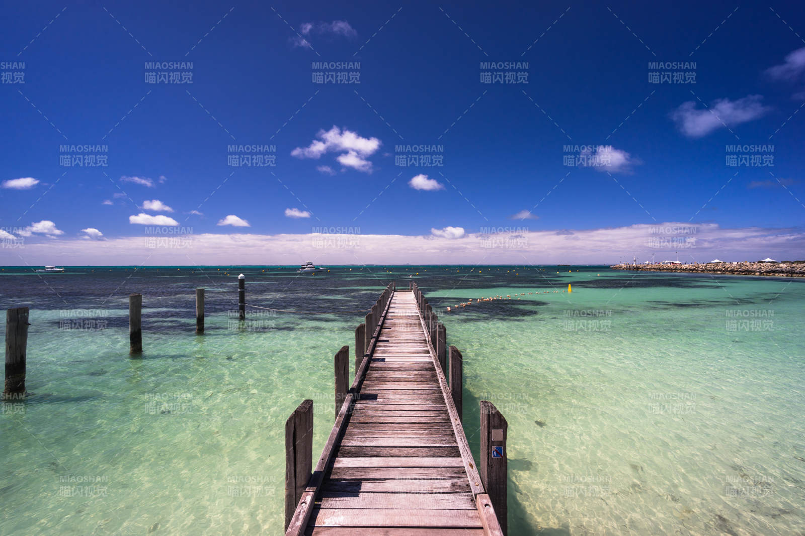 西澳大利亚海边木栈道与碧海蓝天图片