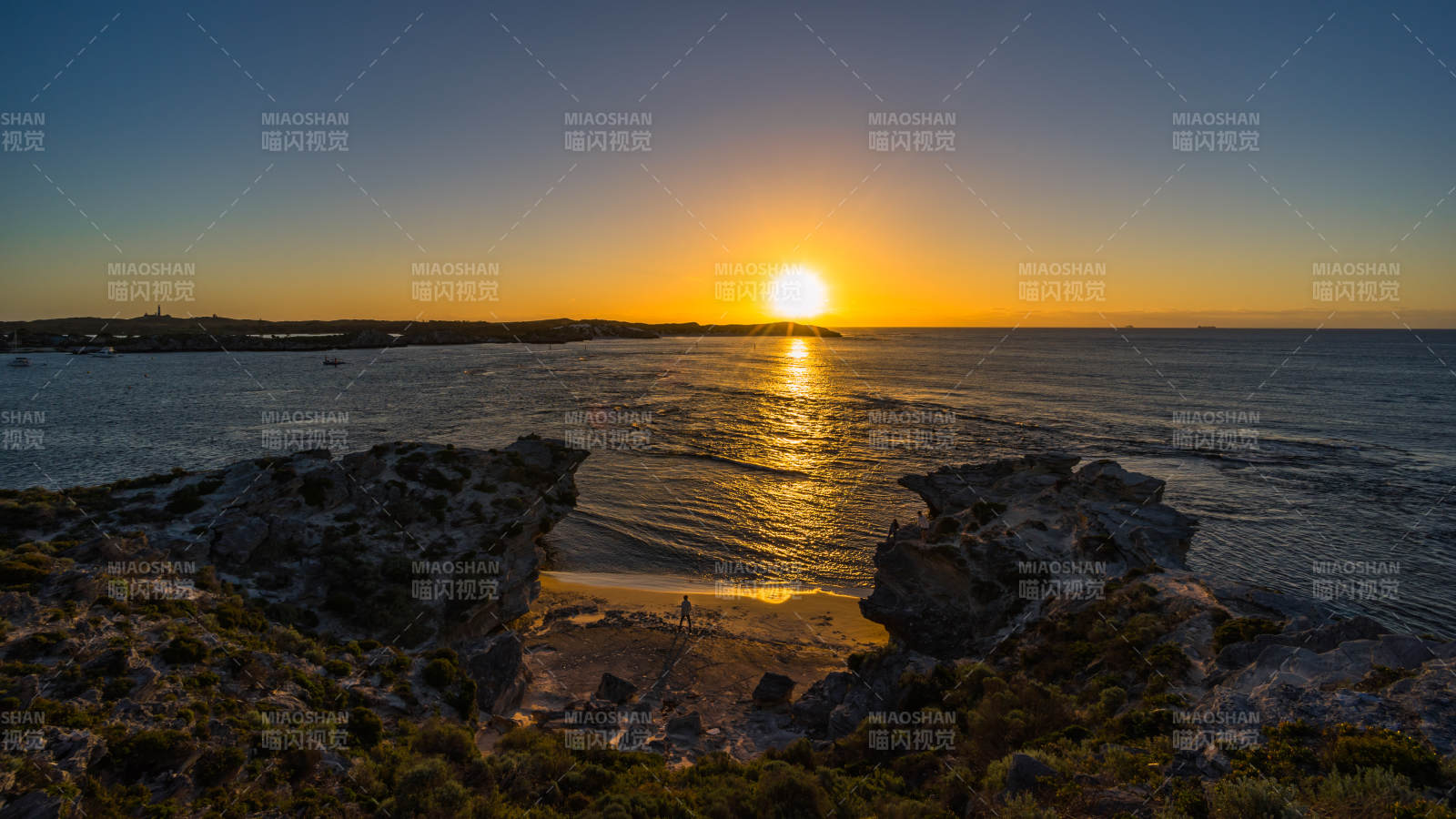 夕阳下的西澳大利亚罗特尼斯岛海滨岩石风光图片