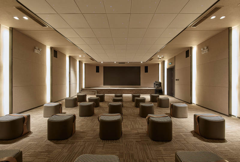 现代简约会议空间设计图片