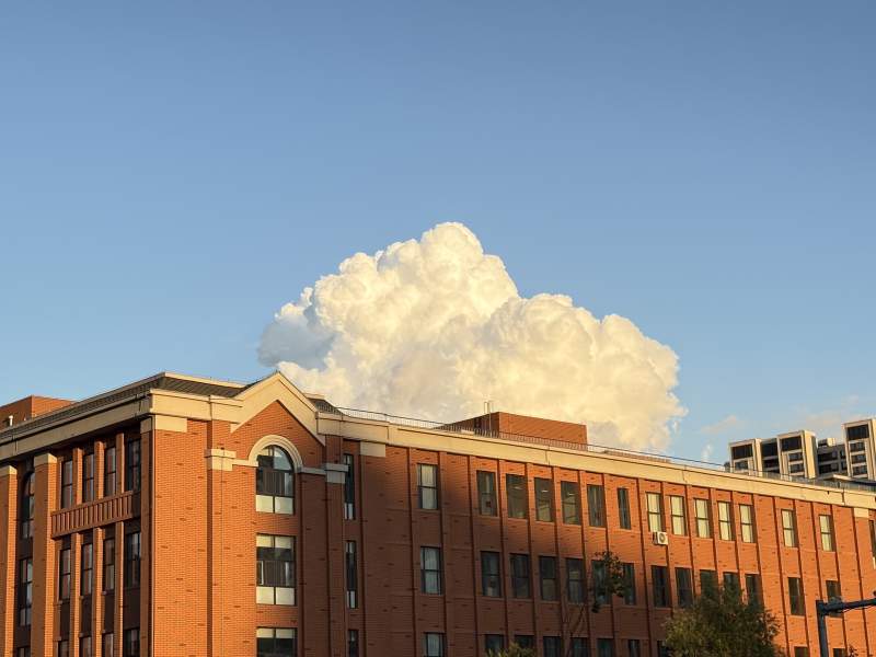 建筑与云朵的和谐景象图片