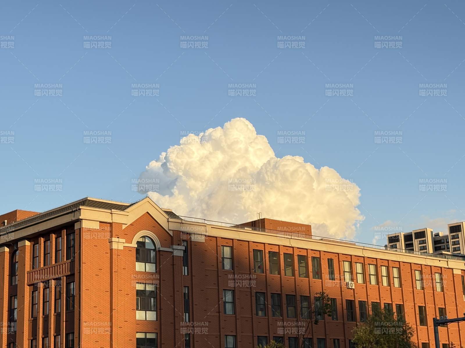 建筑与云朵的和谐景象图片