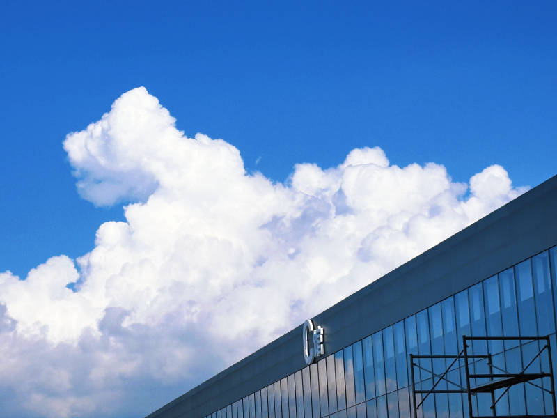 蓝天白云映衬现代建筑图片