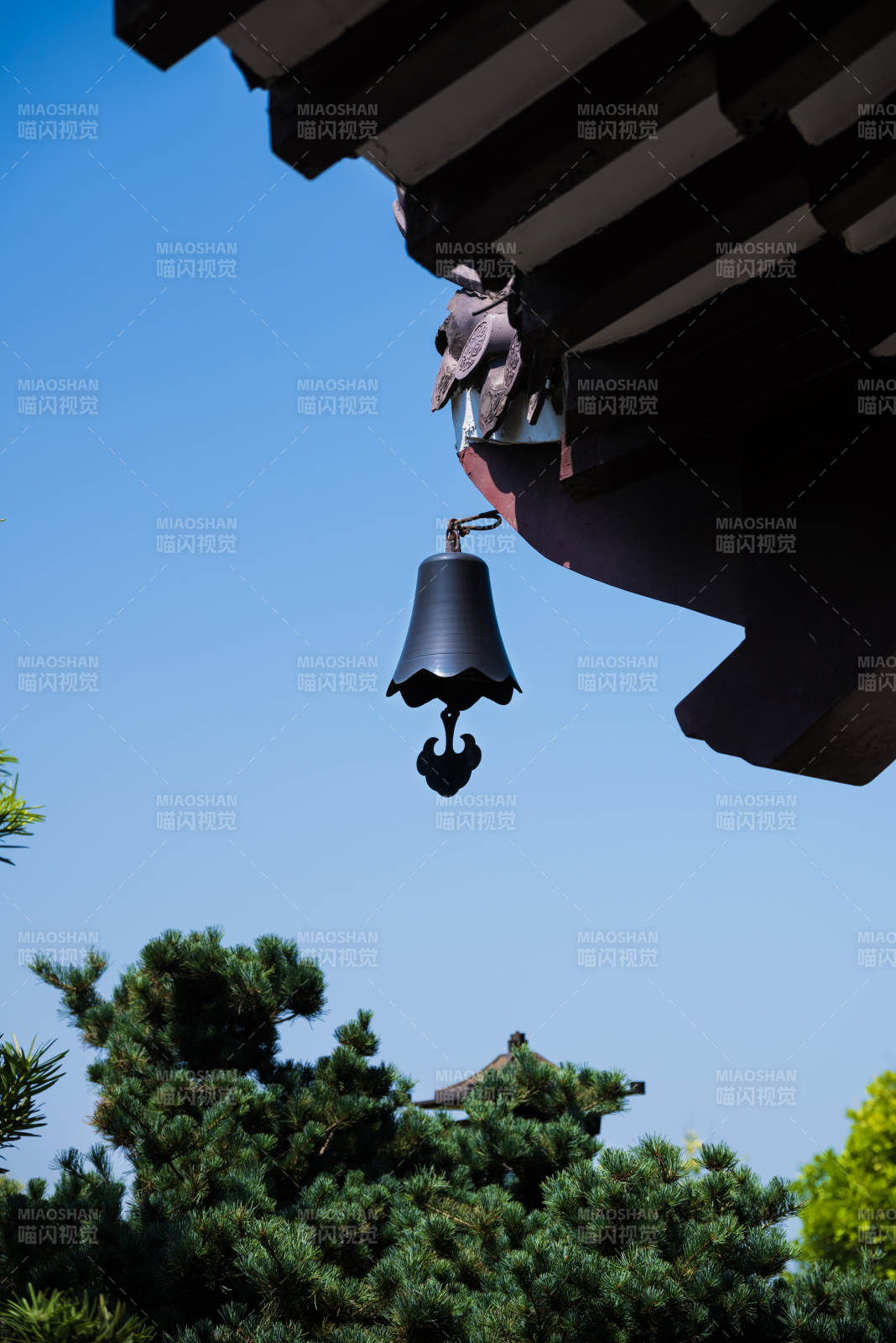 古塔檐下风铃静谧景致图片