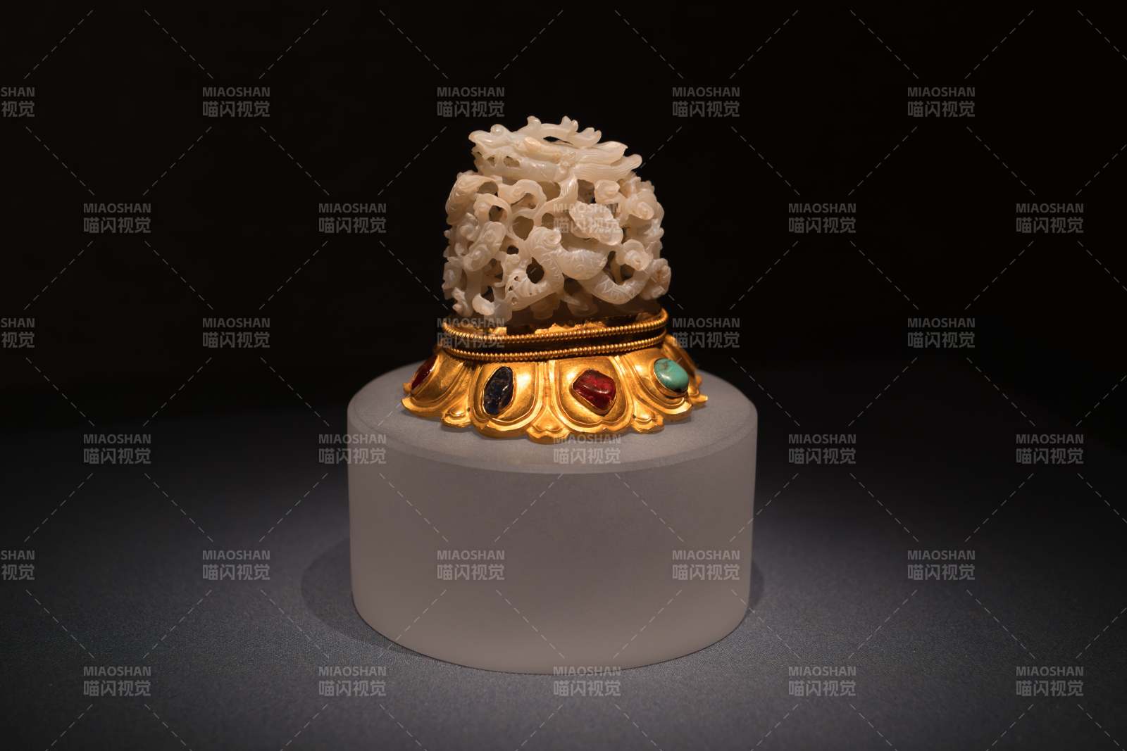 明代梁庄王墓出土金镶宝石白玉龙穿牡丹帽顶图片