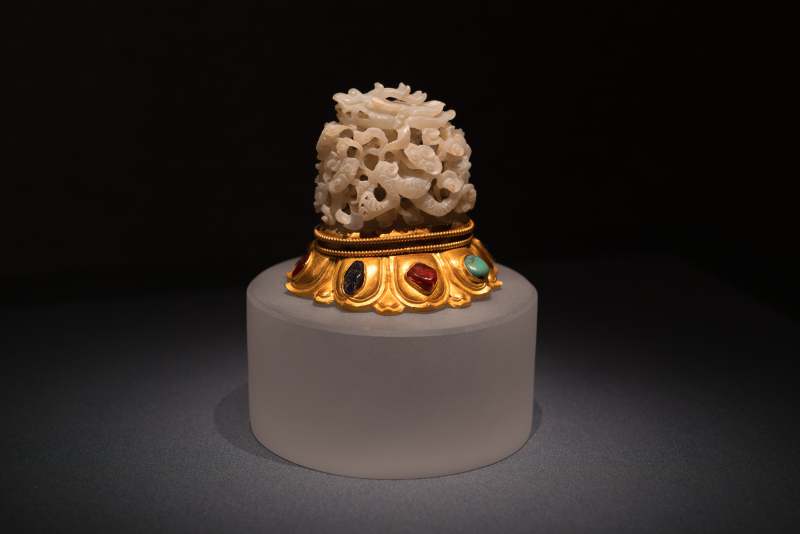 明代梁庄王墓出土金镶宝石白玉龙穿牡丹帽顶图片