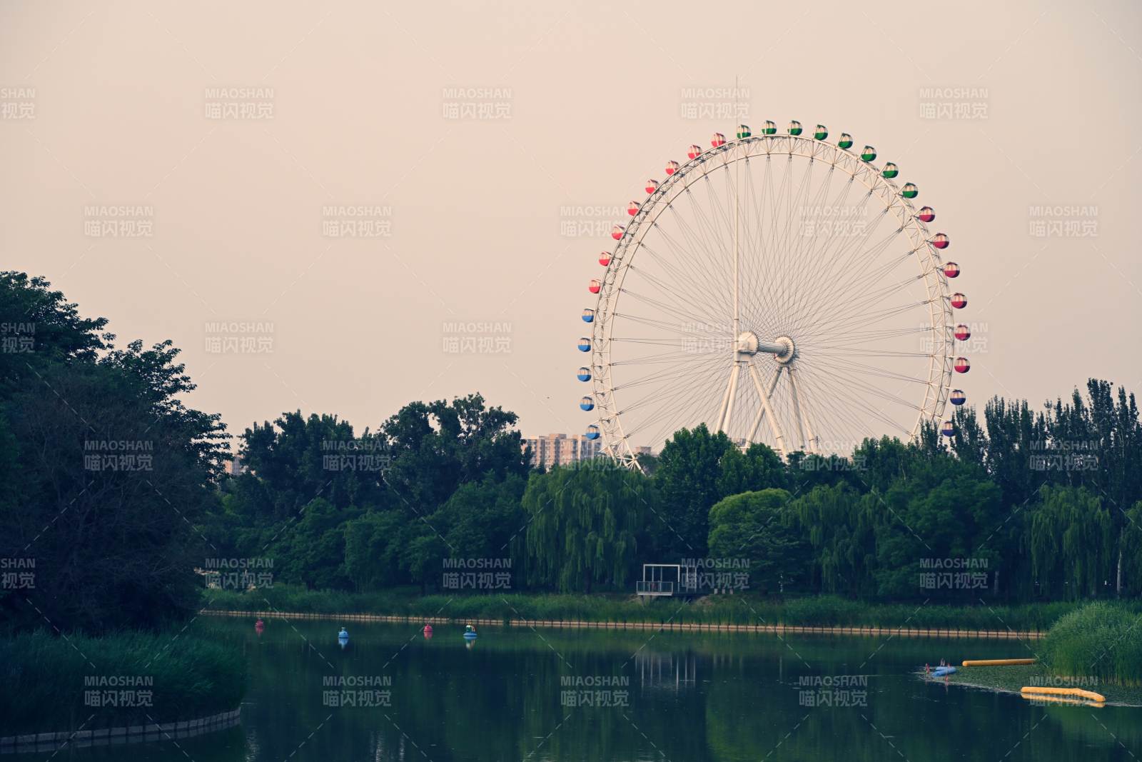 龙湖公园静谧黄昏景图片