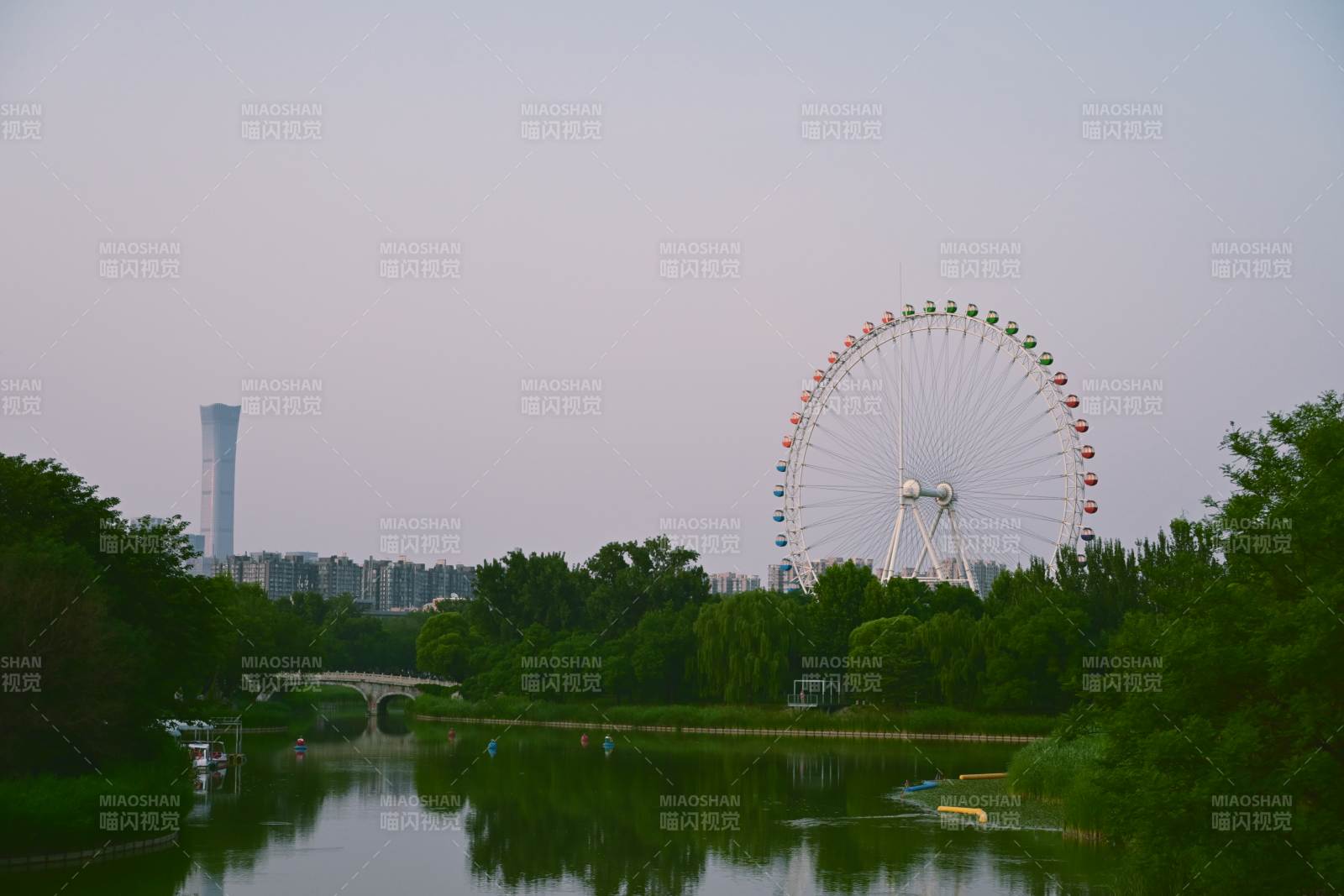 龙潭湖畔摩天轮与中国尊相映图片