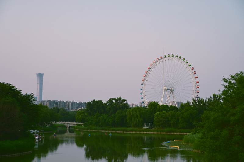 龙潭湖畔摩天轮与中国尊相映图片