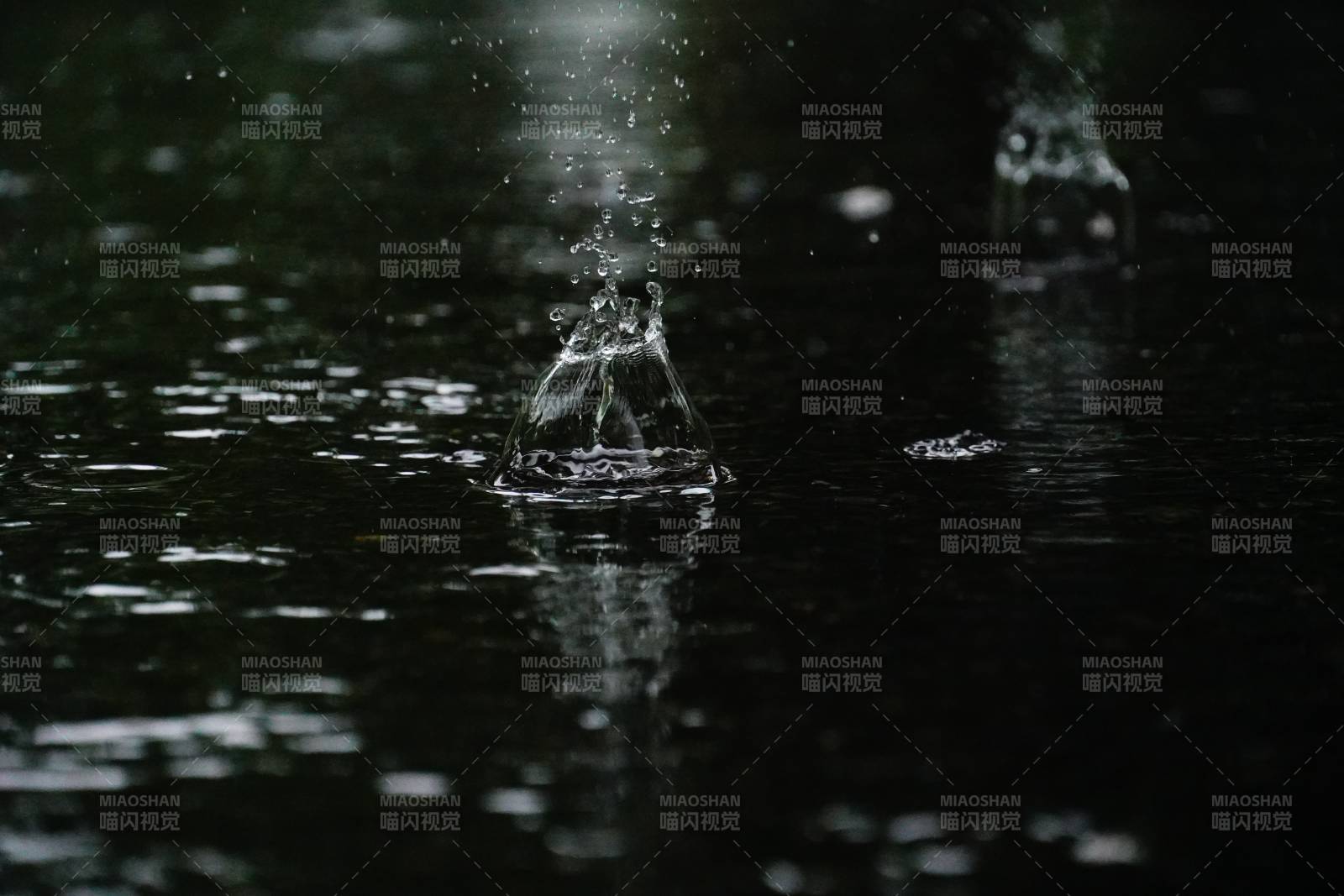 雨滴溅起的瞬间图片