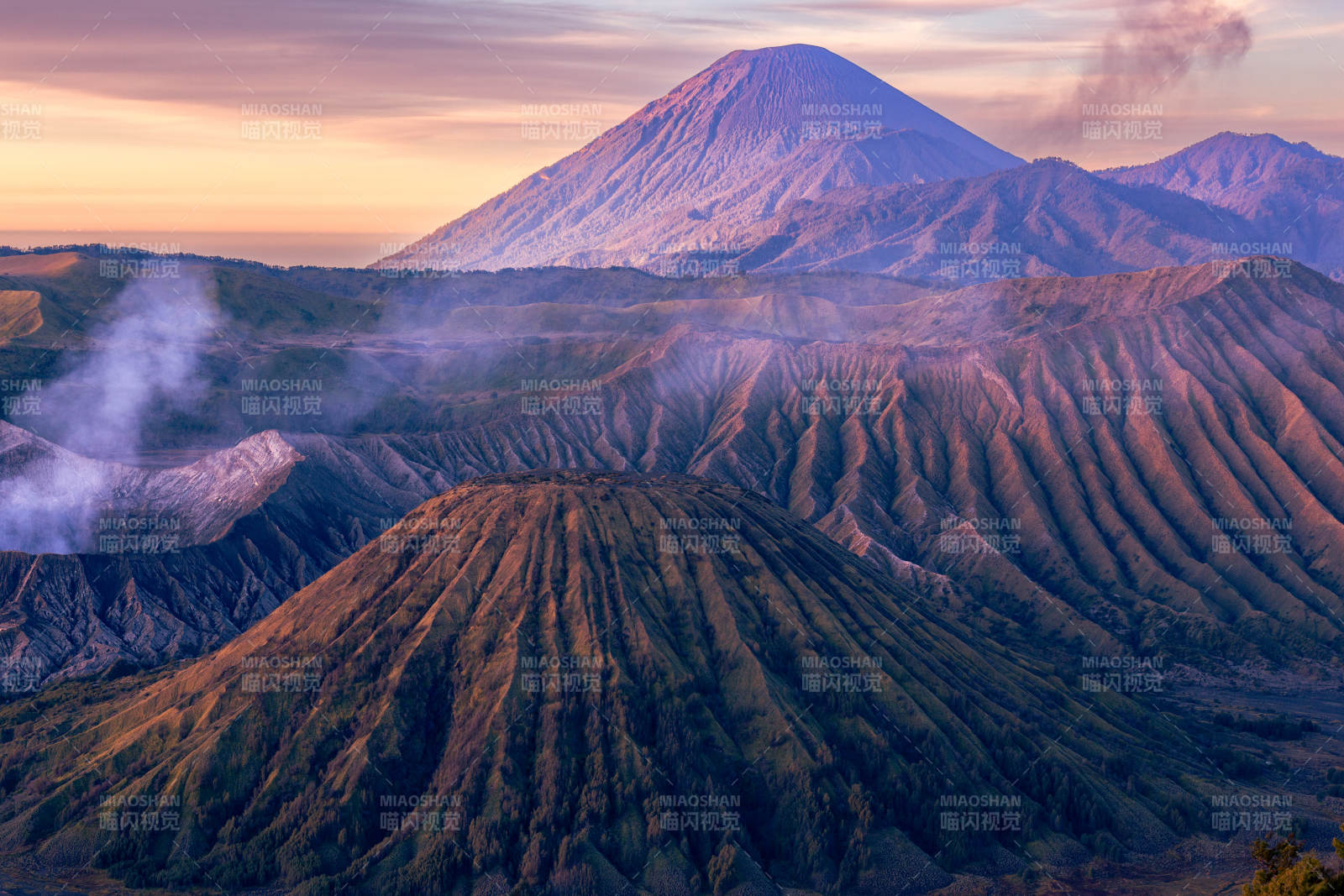 印尼bromo火山日出群峰图景图片