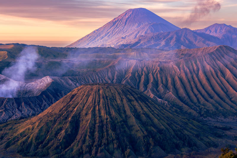 印尼bromo火山日出群峰图景图片