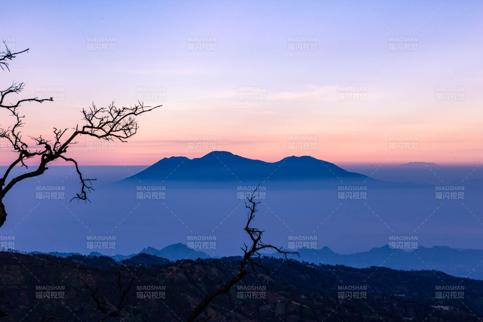 山间晨曦 静谧之美图片