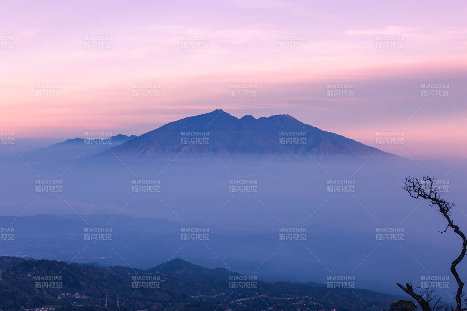 晨雾中的山峦美景图片