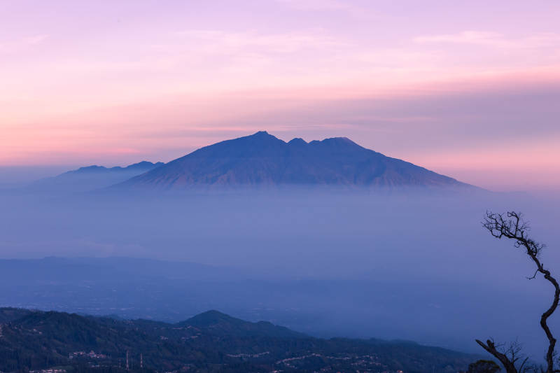 晨雾中的山峦美景图片