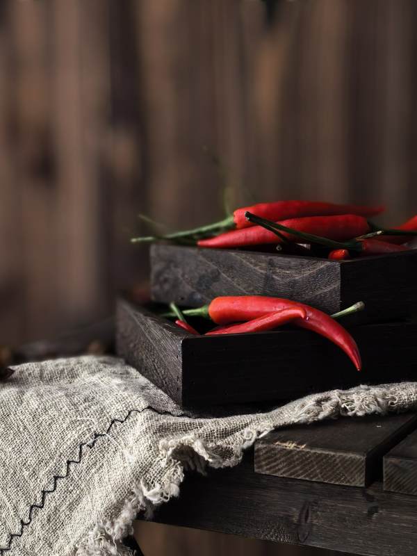 红辣椒与木盒的静谧组合图片