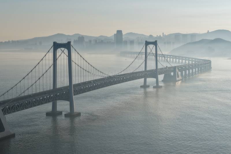 大连晨雾中的跨海大桥图片