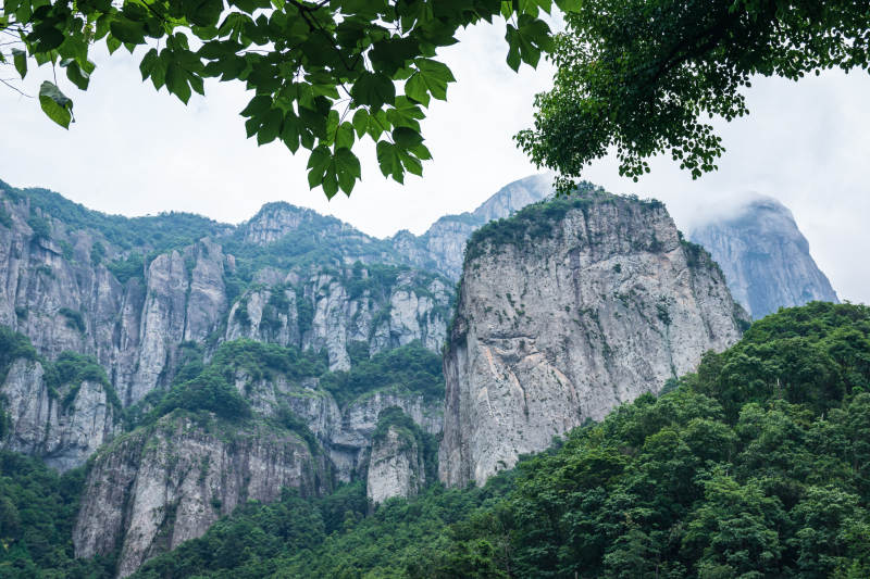 温州雁荡山山峰云雾缭绕图片