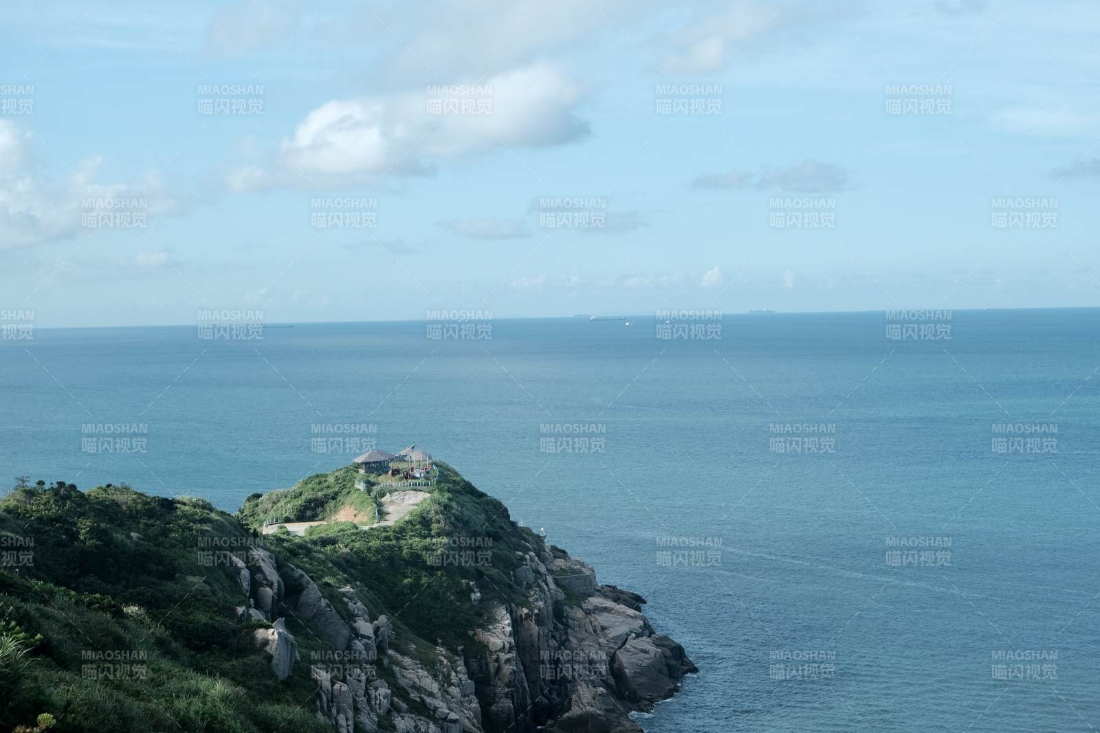 东极岛海边的岩石山丘图片