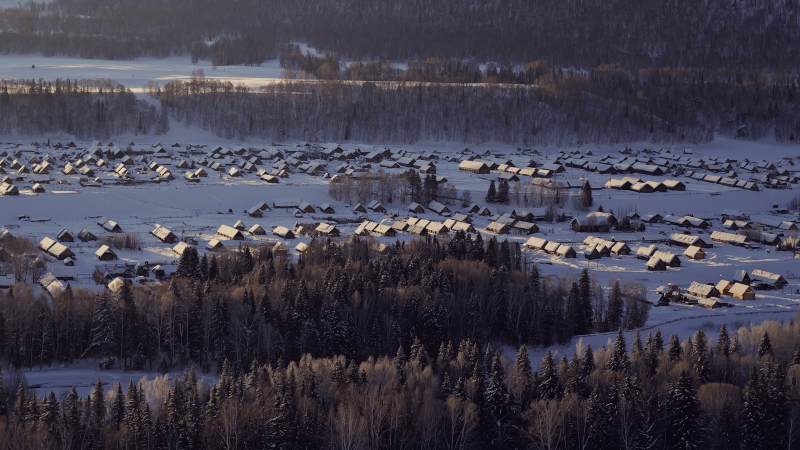 新疆禾木雪地中的村庄清晨景象图片