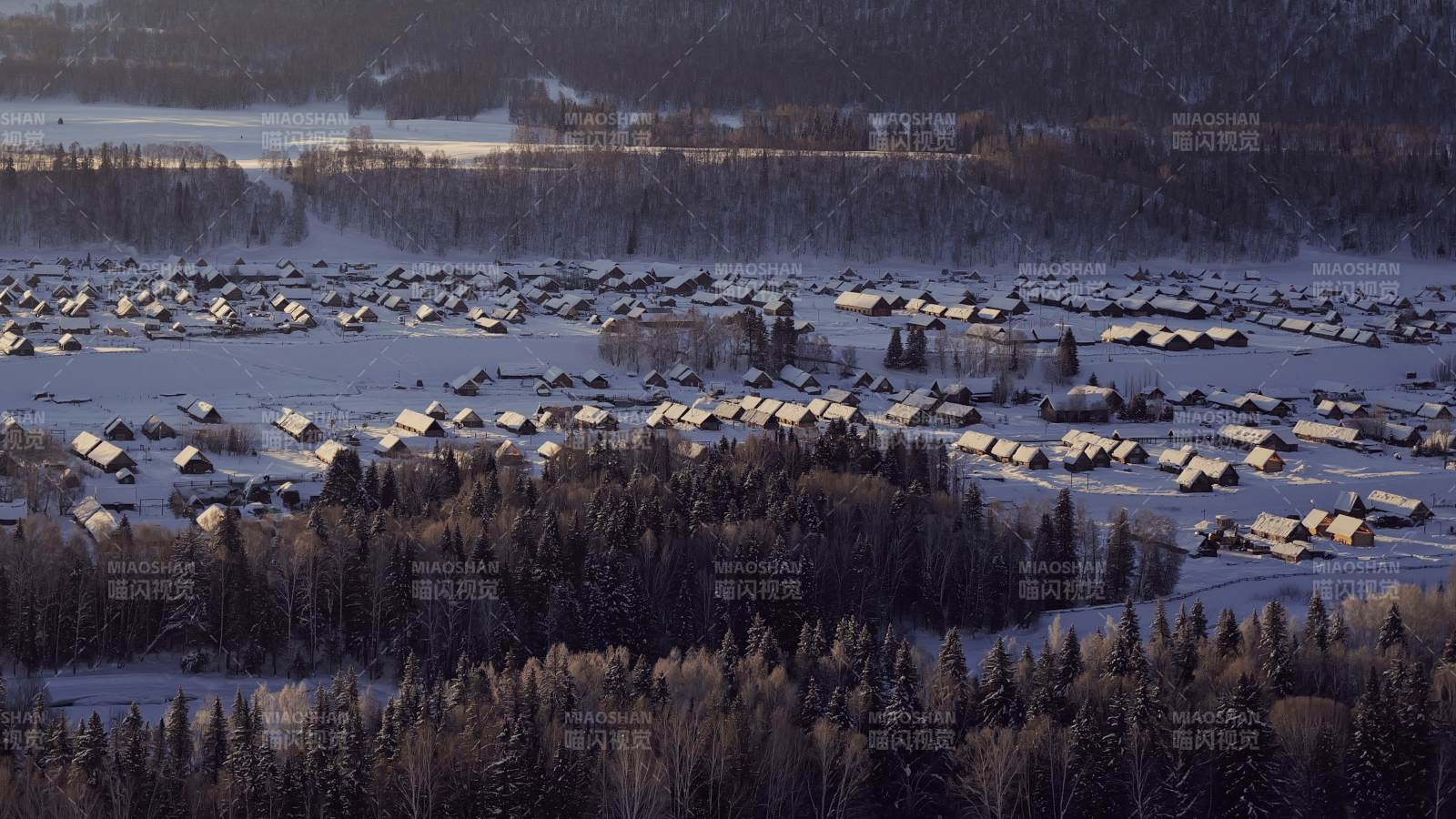 新疆禾木雪地中的村庄清晨景象图片