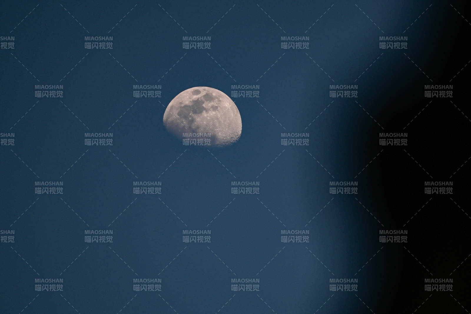 夜空中的弯月图片