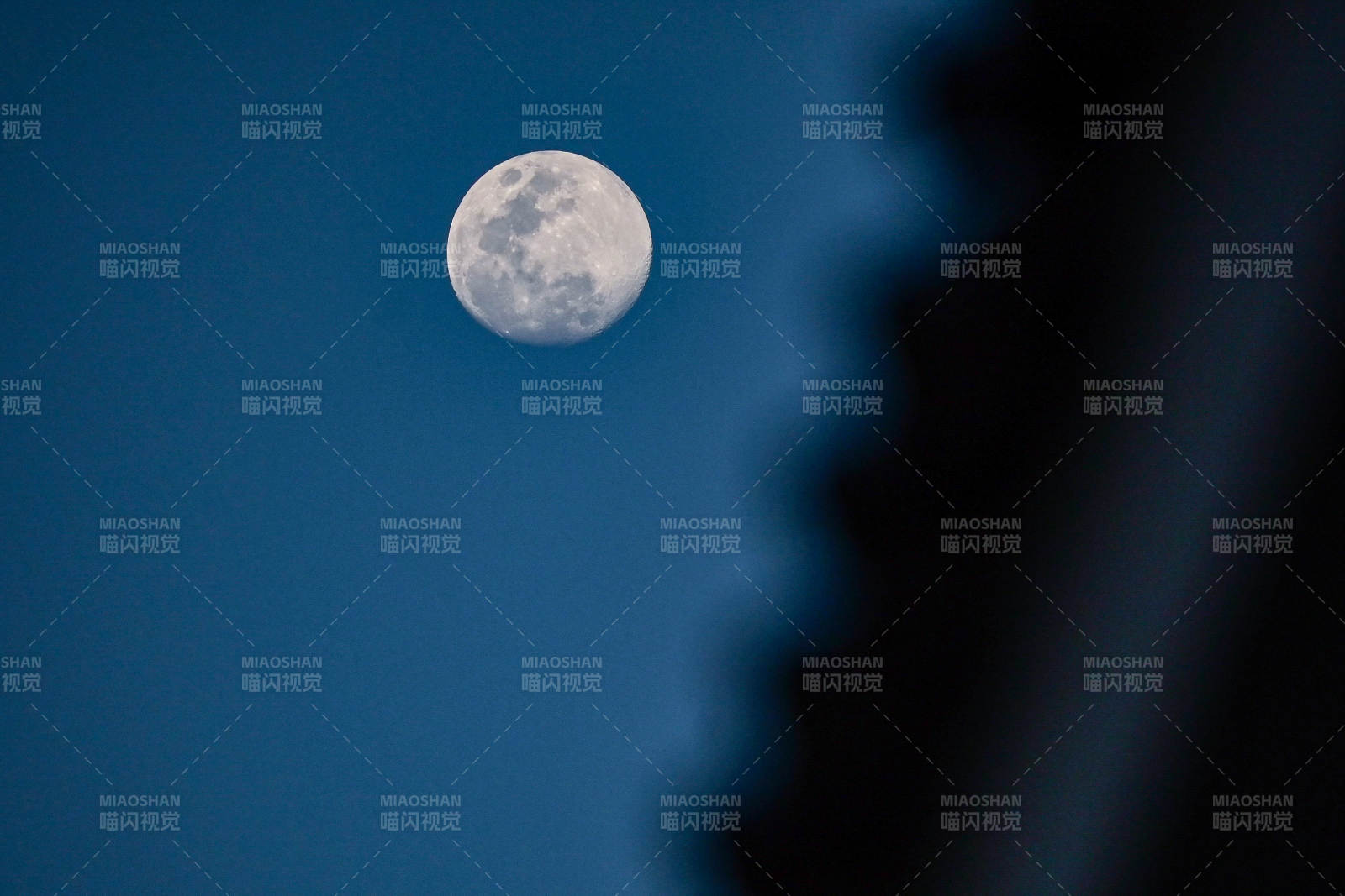 夜空中的明月图片