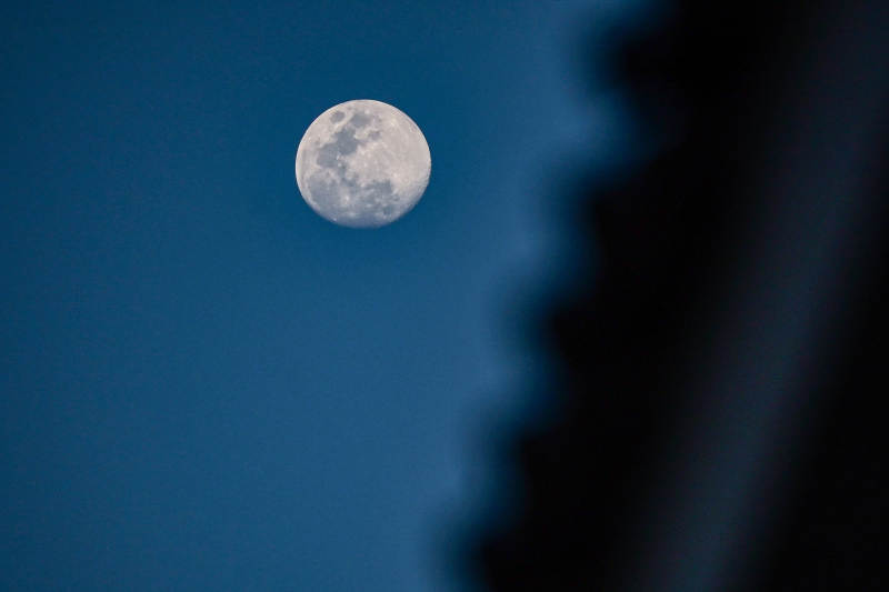 夜空中的明月图片