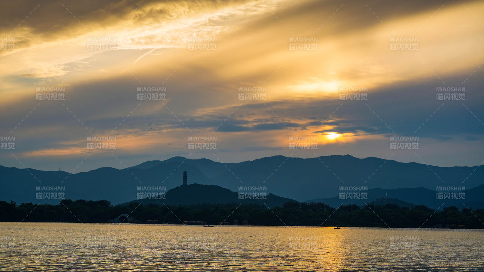 玉泉山湖畔夕阳映山影图片
